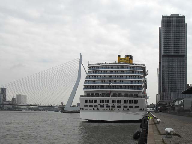 Cruiseschip ms Costa Mediterranea van Costa Crociere aan de Cruise Terminal Rotterdam